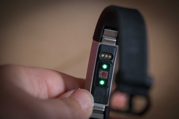 Auf der R&uuml;ckseite des Alta HR messen zwei LEDs und ein Sensor die Herzfrequenz. (Foto: Katja H&ouml;hne/Golem.de)